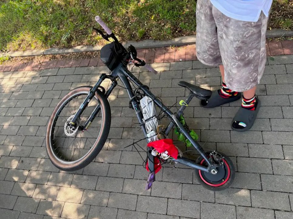 donald_PL_'s tweet photo. Takie trytytkowe monstrum stworzył zatrzymany przez policję 12-latek w Słupsku. Fajnie, że młodzież dalej jara się majsterkowaniem.

Rodzice za tego potwora zapłacili 1000 zł mandatu. https://t.co/iCmXUpalpe