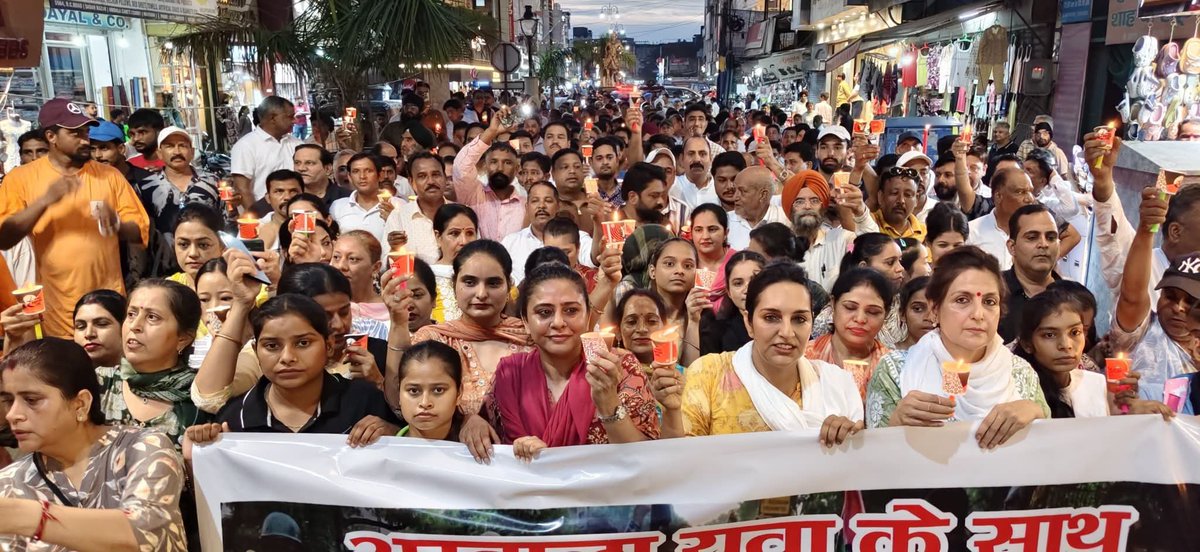 ChitraSarwara's tweet photo. युवा एकजुटता मार्च... ये शक्ति प्रदर्शन नहीं समर्थन प्रदर्शन है! 

समर्थन जो दिखाता है हम युवा के साथ हैं... 
हम संविधान के साथ हैं... 
हम नैतिकता के साथ हैं...

हम बेहतर भारत के साथ हैं! https://t.co/IEJ7bO2Yvw