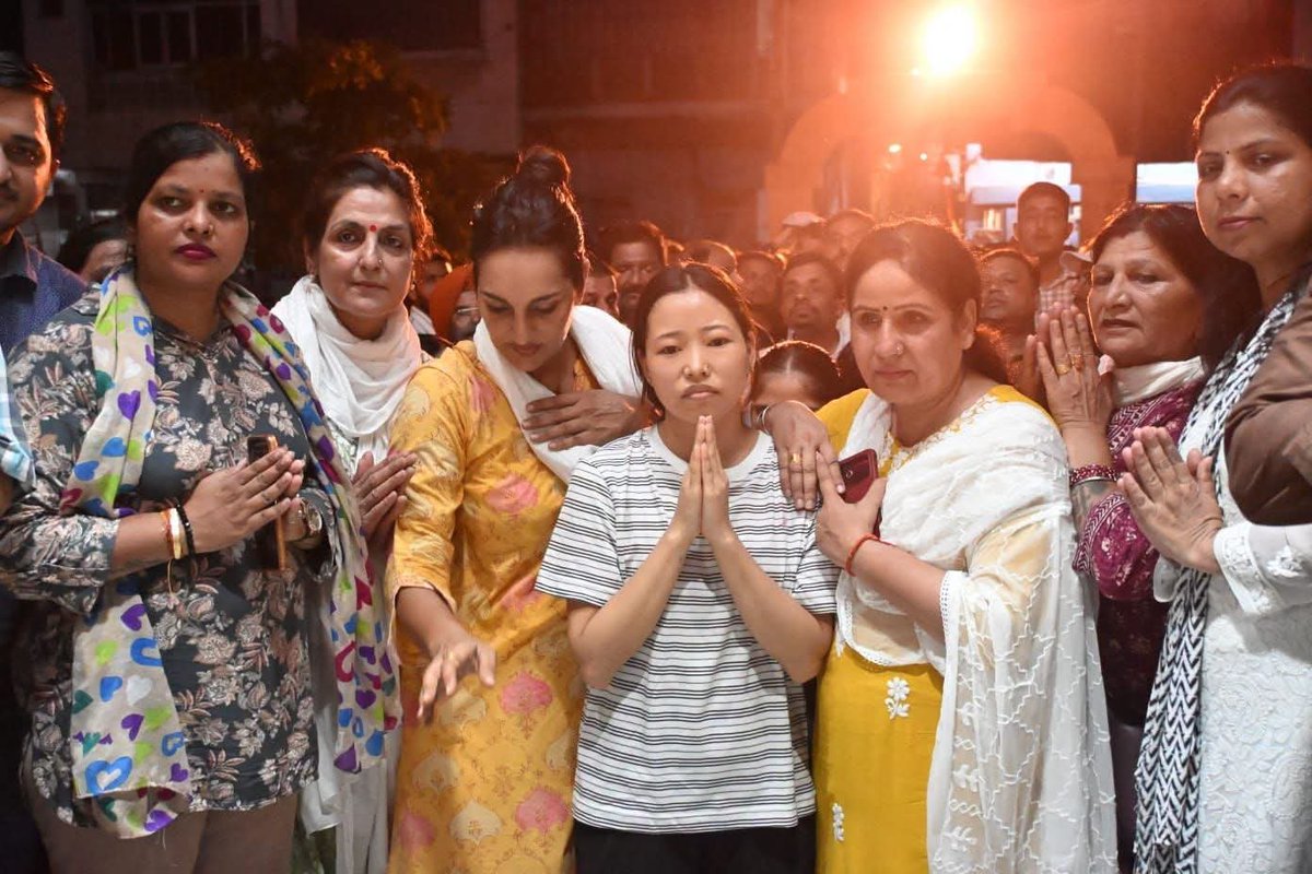 ChitraSarwara's tweet photo. युवा एकजुटता मार्च... ये शक्ति प्रदर्शन नहीं समर्थन प्रदर्शन है! 

समर्थन जो दिखाता है हम युवा के साथ हैं... 
हम संविधान के साथ हैं... 
हम नैतिकता के साथ हैं...

हम बेहतर भारत के साथ हैं! https://t.co/IEJ7bO2Yvw