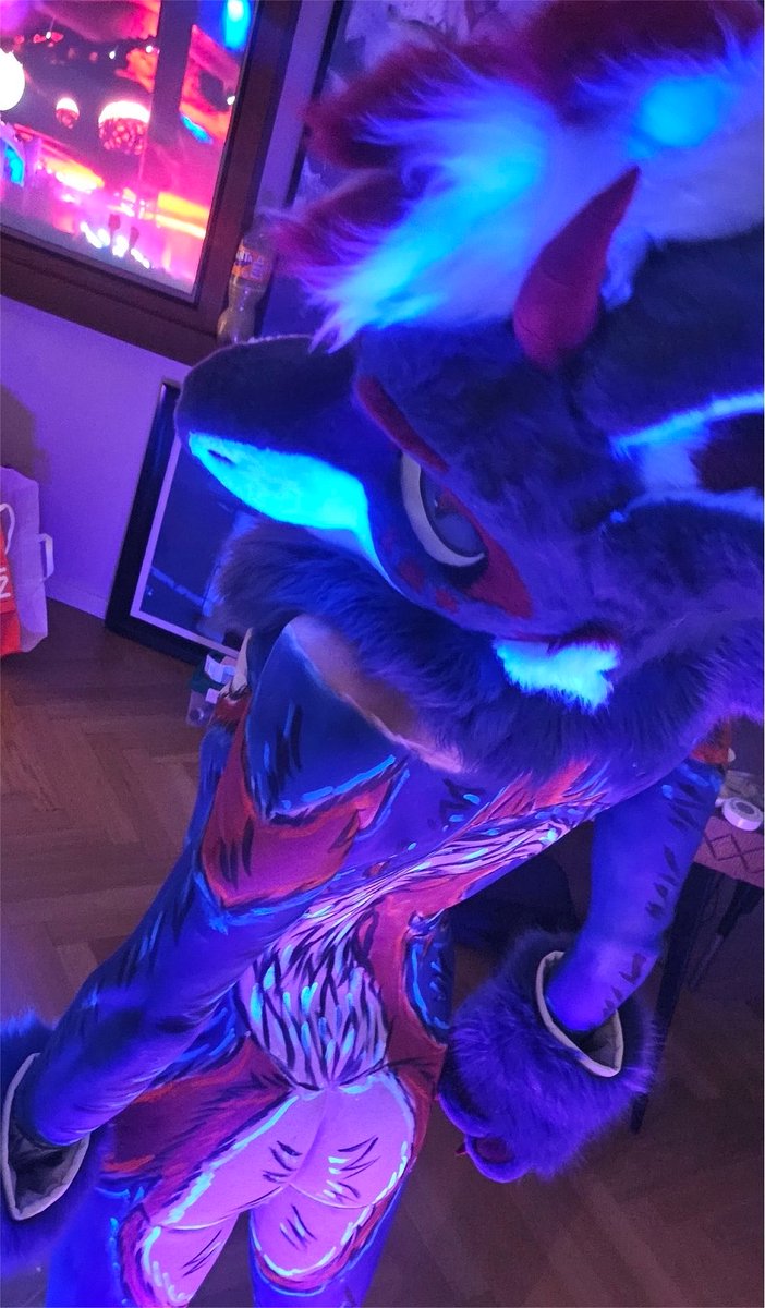 AvroDerg's tweet photo. Find me under the black light 🖤💜 ~ (teaser of a painted dragon)
🎨@DracorumOrder https://t.co/Twwl3QSrz9