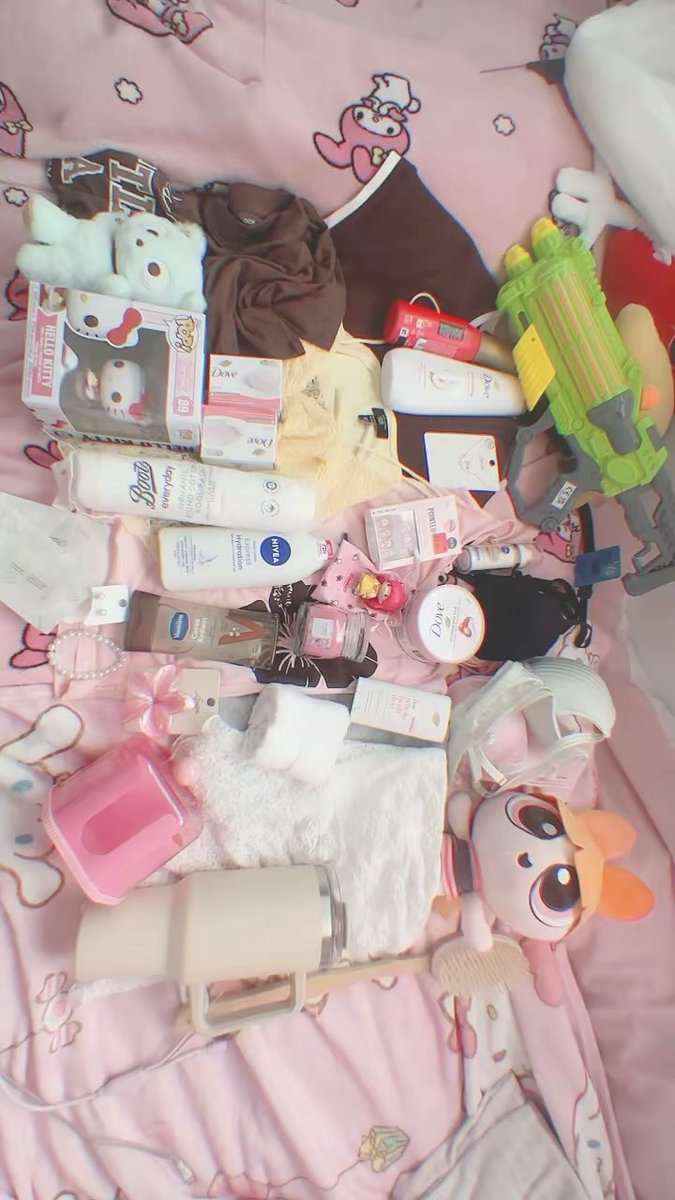 chobitschis's tweet photo. 𝘉𝘰𝘳𝘳𝘰𝘸𝘪𝘯𝘨 𝘩𝘢𝘶𝘭 ૮₍ • ˕ - ₎ა♡

Got loads of clothes and body care!!!! So happeh🥳🥳 (irl oomf also helped me !!@sugarnsweeti 🤍🤍🤍🤍) https://t.co/nDzNNDXuEp