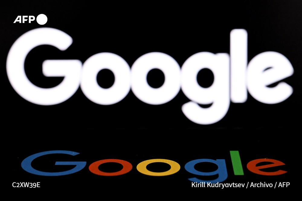 AFPespanol's tweet photo. 🇪🇺 La Comisión Europea castigó a Google por favorecer ilegalmente los servicios propios en los resultados de búsquedas y por no permitir que los desarrolladores de aplicaciones que usan su tienda Play Store dirijan a los clientes hacia otros puntos de venta virtuales #AFP https://t.co/zV7v9wqRK7