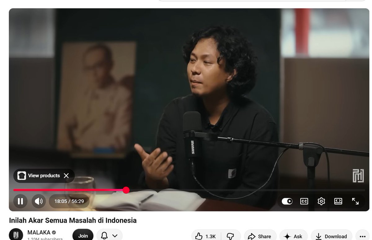 dimarsasongko98's tweet photo. Kasus Andri Yunus itu bukan cuma soal satu orang yang disakiti. 

Ini soal pesan yang mau disampaikan ke semua orang: kalau kamu kritis ke pemerintah, inilah risikonya.

Yang bikin lebih miris: kasus ini diadili di peradilan militer yang tertutup, di mana hakim, jaksa, sampai pengacara terdakwa semuanya dari militer sendiri. Rekam jejaknya jelas , vonis ringan tanpa pemecatan, bahkan buat kasus kematian.

Selama alat pertahanan negara dipakai buat ngurusin urusan sipil,dari sembako sampai koperasi desa,dan selama peradilan buat aparatnya sendiri masih tertutup dan lemah, gesekan kekerasan kayak ini akan terus berulang.

Keadilan buat Andri itu bukan soal balas dendam. 

Itu soal memastikan negara nggak menormalisasi kekerasan terhadap siapapun yang berani bersuara.