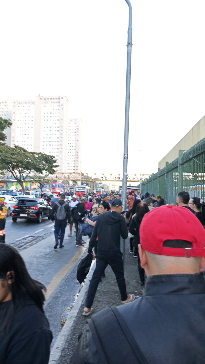 fernandomatuto's tweet photo. Bem no dia que a Trivia assume a linha 11 da @CPTM_oficial ? É estão falando que é problema de energia, mais uma conseção bem sucedida do @GovTarcisioF https://t.co/2lXyQayLAc