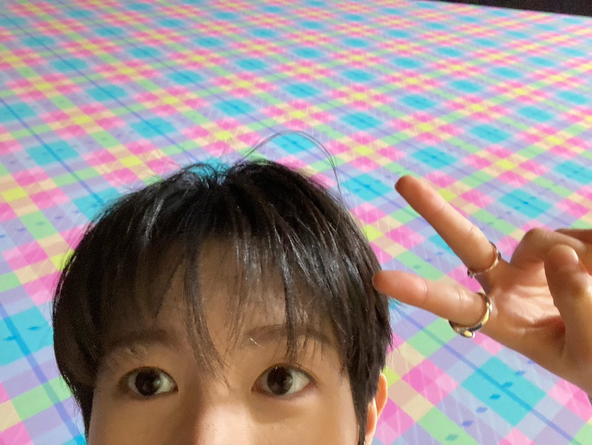 Dreeam2222's tweet photo. 授業中にこっそり送られてくる画角すぎる
(にしては壁がカラフルすぎる) https://t.co/Ad8FKffmnN