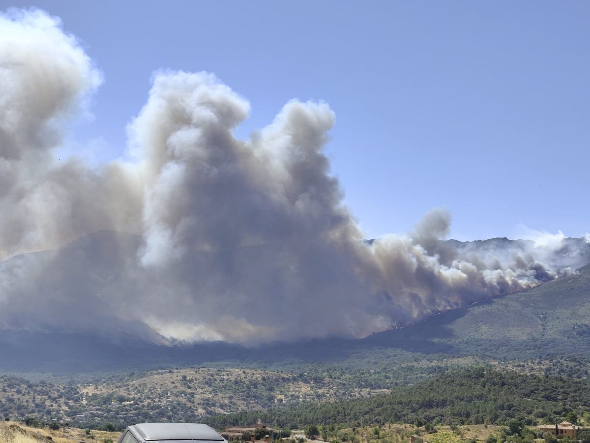 El_Batefuegos's tweet photo. #IFBurgohondo #Ávila 
IGR 2. Nivel 2. ACTIVO.

NO ACUDAS A LA ZONA.

Aunque creas que tú ayuda es fundamental, estar en la zona del incendio, sin coordinar con los servicios de emergencia, interfiere en las labores de extinción y te pone en peligro, en algunos casos de forma extrema.

📸 12h desde #Burgohondo.

#IIFF