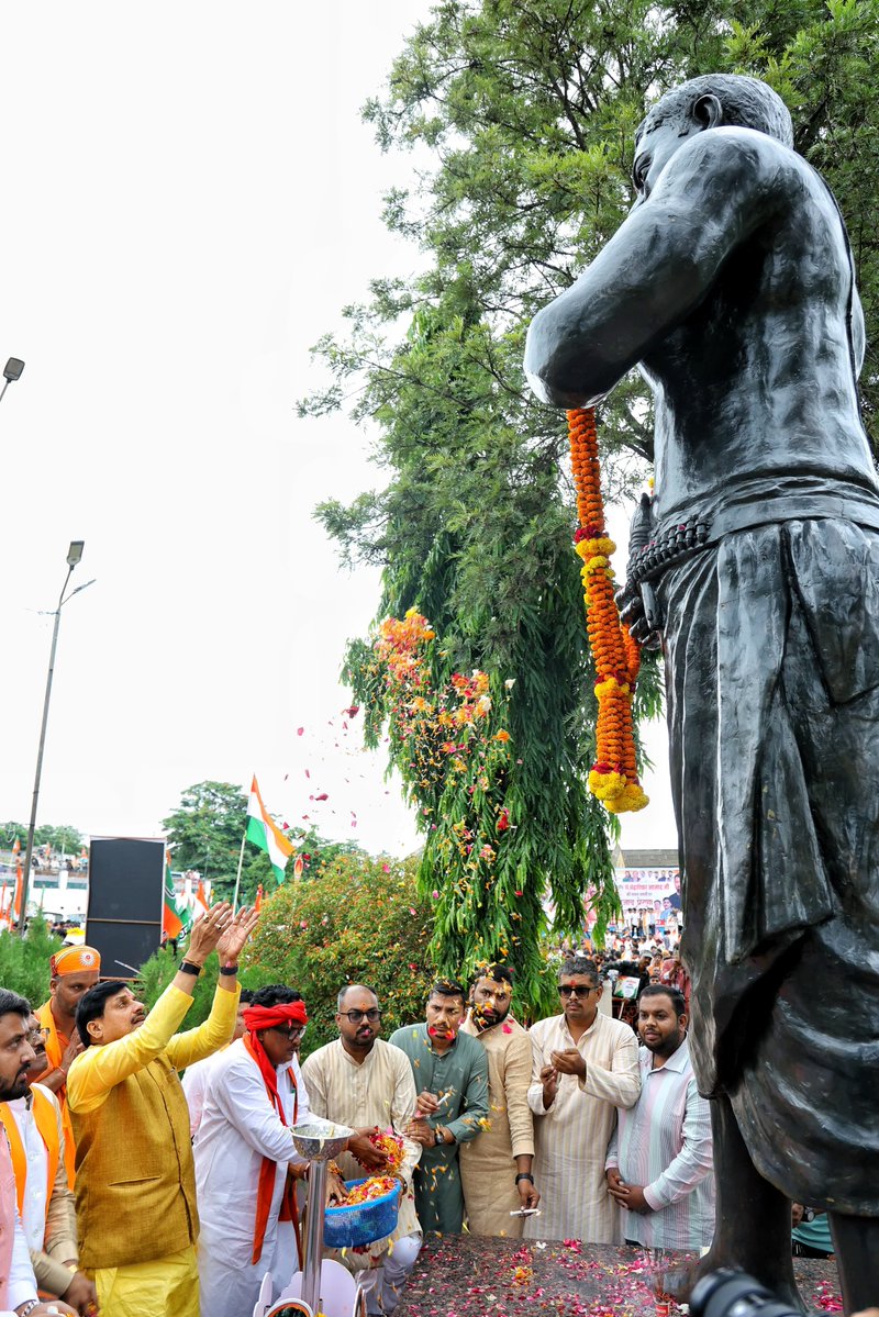 DrMohanYadav51's tweet photo. आज आलीराजपुर के चंद्रशेखर उद्यान में अमर शहीद चंद्रशेखर आजाद जी की जयंती के अवसर पर उनकी प्रतिमा पर पुष्‍प अर्पित कर नमन किया। 

उनका अद्वितीय साहस, राष्ट्रप्रेम और बलिदान हमें सदैव राष्ट्रसेवा के लिए प्रेरित करता रहेगा।

#ChandraShekharAzad https://t.co/GflEJexh1r