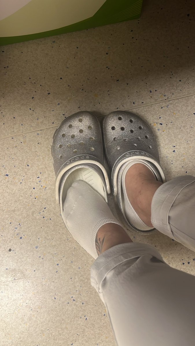 PetiteSweet79's tweet photo. Praxis Hours... 🤫
Endlich ein kurzer Moment für mich. Wer viel in der Praxis läuft, weiß, wie gut es sich anfühlt, kurz aus den Clogs zu schlüpfen. 👣✨
Wie mögt ihr eure Pausen am liebsten?
#MedicalFeet #FootBreak #WorkWorn #SneakyFoot #SocksLove #PedicureReady #HiddenDetails https://t.co/5f5QsbMkUW