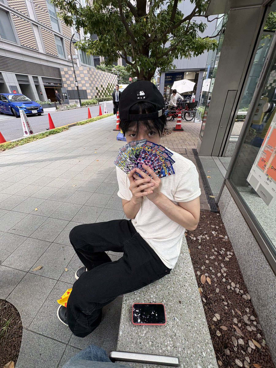 e__dama's tweet photo. 広角でポケカ買って嬉しそうなジェヒョクを撮るのに必死で（？）自分のズボンも写ってるし珍しく通行人も隠してないし…… https://t.co/goW6wsppYt