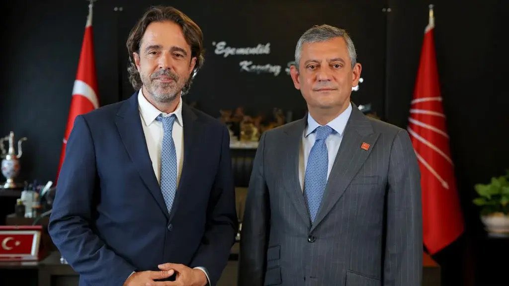 frekanstr_'s tweet photo. Timur Soykan:

Özgür Özel bir liderlik oluşturdu. Bazı anketlerde yeni kuracağı partinin oy potansiyelinin %49'lara çıktığı görülüyor.

Cumhurbaşkanlığı anketinde Özel, Erdoğan'ı geçiyor.

Bütün bunlar Saray'da panik havasına neden oluyor. 

İktidarın uykuları kaçıyor. https://t.co/3WsgaAmMbn
