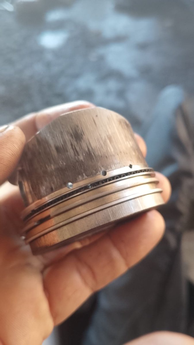 BW4795's tweet photo. Pada akhirnya hari ini motor saya pun harus terparkir,  turun mesin dan antri untuk di service, baru bisa diambil nanti malam / minep di bengkel diambil esok pagi
Dengan kondisi Piston sampai lecet begini dan wajib ganti.
Ini pemakaian normal dan ganti oli sebulan sekali.
Kejadian kemarin mengajarkanku banyak hal.