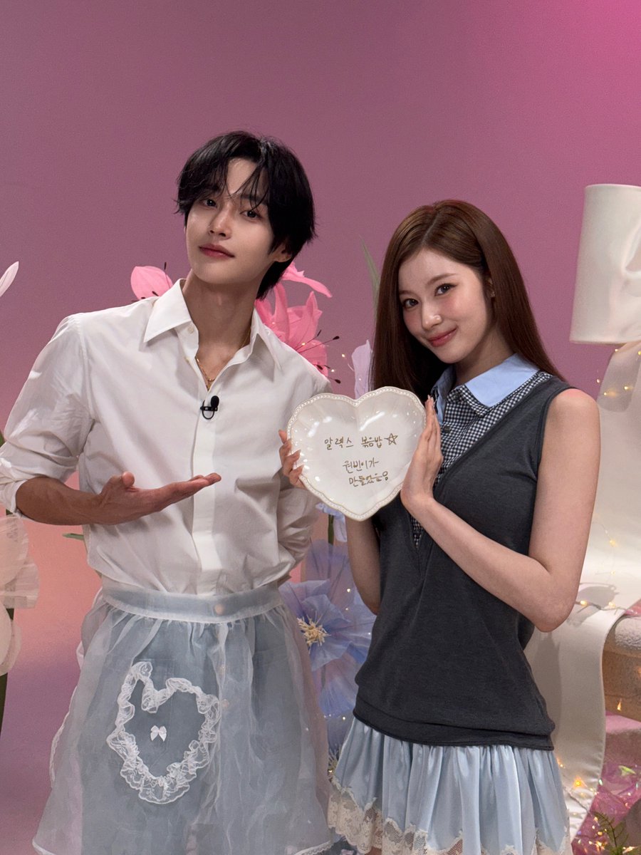 RIIZE_official's tweet photo. #사나의냉터뷰 w/ 사나 선배님 🍽️

#RIIZE #라이즈 
#WONBIN #원빈 
#RISEandREALIZE https://t.co/sB3QiYRC1S