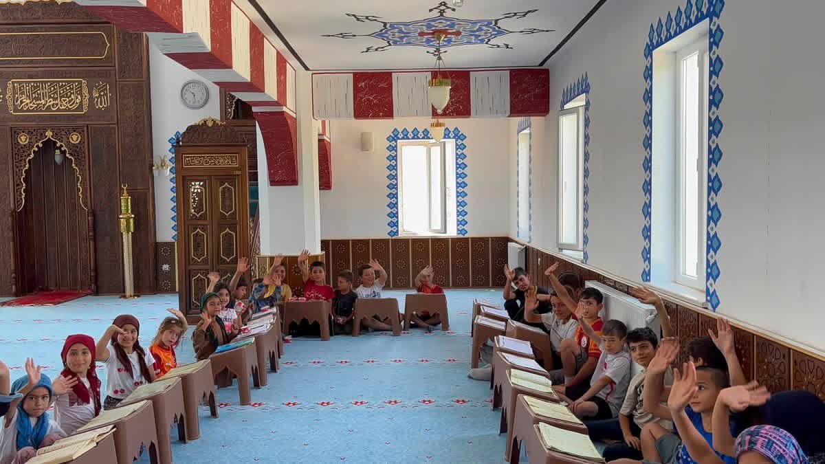 ihsanozbay44's tweet photo. Kur’an-ı Kerim’i öğrenen ve onun ahlakıyla yetişen nesiller, geleceğimizin en büyük teminatıdır.

Kıyıcak Mahallesi Mustafa Başdemir Camii Kur’an Kursu ile Merkez Camii Kur’an Kursu’nda eğitim gören kıymetli evlatlarımızla bir araya gelerek onların heyecanına ortak olduk. Samimi sohbetler eşliğinde öğrencilerimizle buluşup çeşitli ikramlarda bulunduk.

Yavrularımıza Kur’an-ı Kerim’i büyük bir özveriyle öğreten, milli ve manevi değerlerimizin yaşatılmasına katkı sunan tüm hocalarımıza ve eğitimcilerimize gönülden teşekkür ediyorum.

Rabbim evlatlarımızı Kur’an’ın nurundan ayırmasın, ilimlerini ve istikballerini hayırlı eylesin.