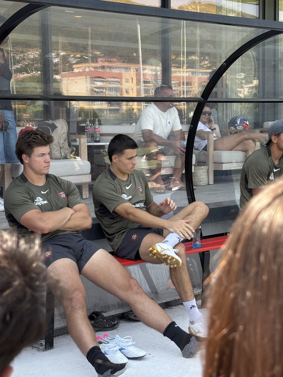 macazur06's tweet photo. Entrainement du RCT du jour : le chemin est encore long mais la bonne nouvelle est de voir Gael Dréan recourir. Gael Fickou est en phase de reprise et Rabah Slimani arrive la semaine prochaine ❤️🖤 #parcequetoulon https://t.co/8kCzqz5oPQ