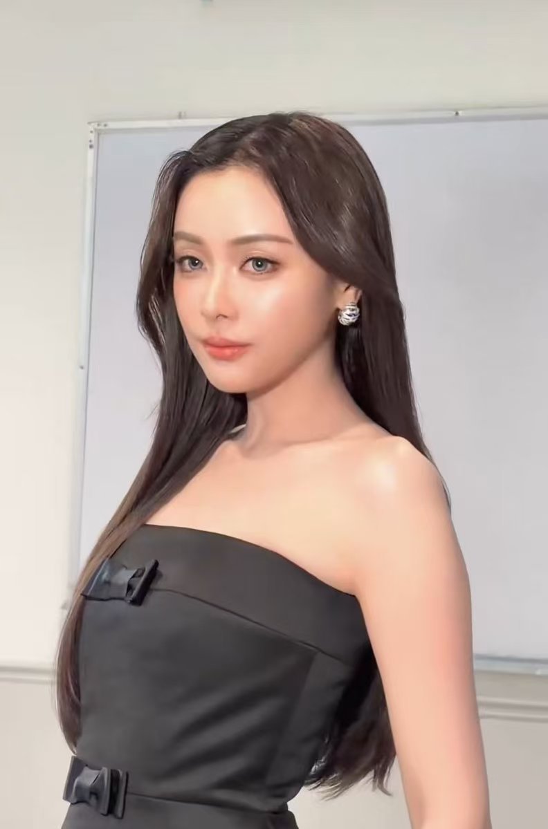 winter001299099's tweet photo. พี่คนสวยขา ของคุมแม่ 💖💖🌈

OomeisOnYAwards
#YAwards2025xOomeis https://t.co/mhfcD1EeFx