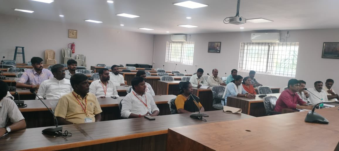 PRASHANTHABASA1's tweet photo. ಇಂದು ನಮ್ಮ ಬೆಂಗಳೂರು ಪೂರ್ವ ತಾಲ್ಲೂಕು ಕಚೇರಿಯ ಸಭಾಂಗಣದಲ್ಲಿ ನಮ್ಮ ಕರ್ನಾಟಕ ಸರ್ಕಾರದ ಮಹತ್ವಾಕಾಂಕ್ಷಿ ಪಂಚ ಗ್ಯಾರಂಟಿ ಯೋಜನೆಗಳ್ಳಲ್ಲಿ ಒಂದಾದ ಗೃಹ ಜ್ಯೋತಿ ಯೋಜನೆಯ ಫಲಾನುಭವಿಗಳು ಹೊಸದಾಗಿ ಅರ್ಜಿ ತುಂಬಬೇಕಾಗಿರುವದರಿಂದ ನಮ್ಮ ಗ್ಯಾರಂಟೀ ಸಮಿತಿ ಸದಸ್ಯರುಗಳ ಜೋತೆಗೂಡಿ ಕಾರ್ಯ ಮುಂದುವರಿಸಲು ಸಭೆಯಲ್ಲಿ ಸೂಚನೆ ನೀಡಲಾಹಿತು. ಈ ಸಂದರ್ಭದಲ್ಲಿ ನಮ್ಮ ಆವಲಹಳ್ಳಿ ಬೆ ವಿ ಕಂ ಉಪ ವಿಭಾಗದ ಎ ಇ ಇ  ಪ್ರವೀಣ್ ರವರು ಸಭೆಯಲ್ಲಿ ನಮ ಉಪವಿಭಾಗ ವ್ಯಾಪ್ತಿಯಲ್ಲಿ ಒಟ್ಟು 84112 ಫಲಾನುಭವಿಗಳಿದ್ದು, ಇಲ್ಲಿಯ ತನಕ ಒಟ್ಟು 32260 ಫಲಾನುಭವಿಗಳು ಮರು ಅರ್ಜಿ ನೀಡಿದ್ದು ಇನ್ನು ಉಳಿದ ಫಲಾನುಭವಿಗಳು ನೀಡಬೇಕಿದೆ ಎಂಬ ಮಾಹಿತಿ ನೀಡಿದರು. ಈ ಸಭೆಯಲ್ಲಿ ನಮ್ಮ ಎಲ್ಲಾ ಗ್ಯಾರಂಟಿ ಸಮಿತಿ ಗೌರವಾನ್ವಿತ ಸದಸ್ಯರುಗಳು, ಬೆಂಗಳೂರು ಪೂರ್ವ ತಾಲ್ಲೂಕು ಕಾರ್ಯನಿರ್ವಾಹಕ ಅಧಿಕಾರಿಗಳಾದ ಮಂಜುನಾಥ್ ರವರು, ಆವಲಹಳ್ಳಿ 
ಬೆ ವಿ ಕಂ ಉಪವಿಭಾಗದ ಎ ಇ ಇ ಪ್ರವೀಣ್ ರವರು, ಎಲ್ಲ ಬೆ ವಿ ಕಂ ಜೆ ಇ ಗಳು ಸಭೆಯಲ್ಲಿ ಹಾಜರಿದ್ದರು.