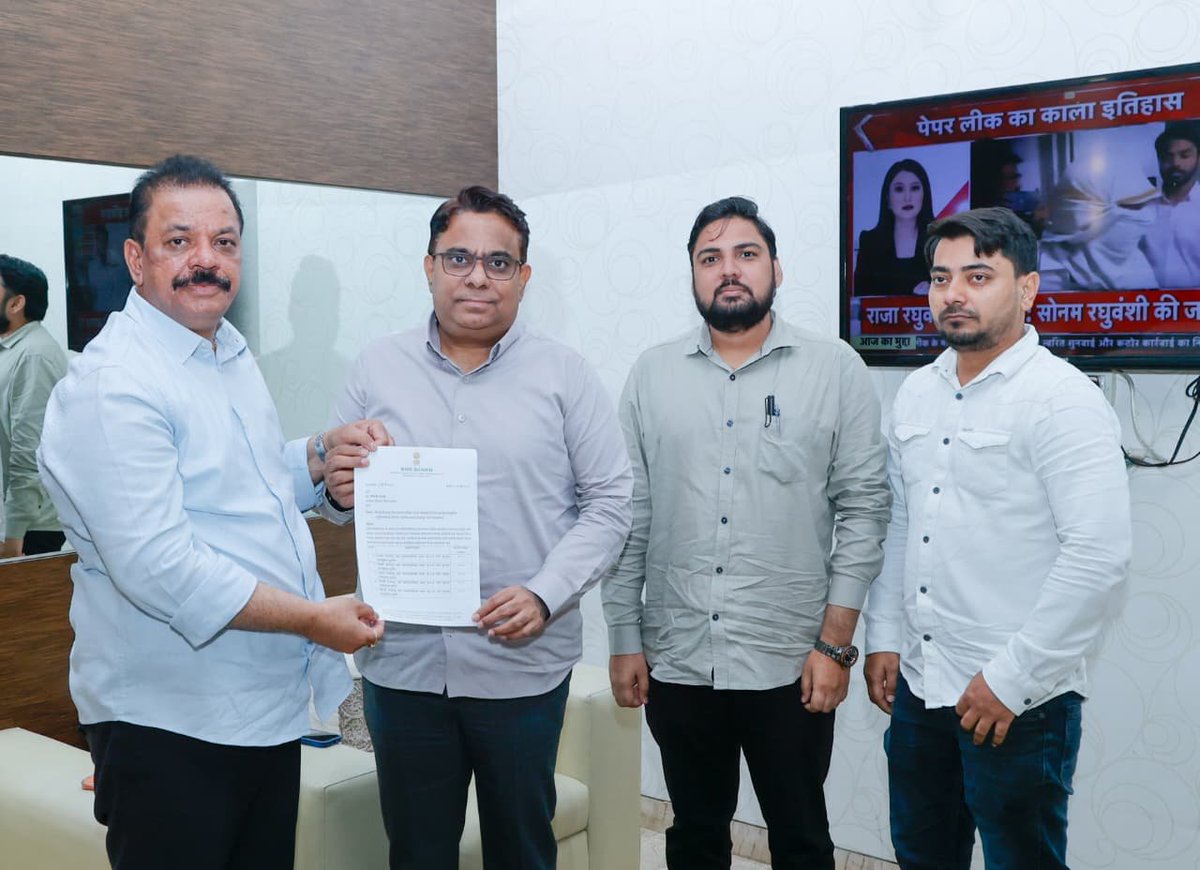 rais_shk's tweet photo. Had an important and constructive meeting today in Thane with Member of Legislative Council Ravindra Phatak ji regarding the speed and quality of civic development works in Bhiwandi. Our focus remains firm on transforming Bhiwandi through better infrastructure and civic amenities. Bhiwandi Deputy Mayor Shri Tarique Momin and Shri Javed Ansari joined us to discuss key local issues. #RiseWithRais #Bhiwandi