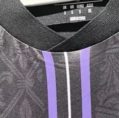 pote_isma's tweet photo. @realvalladolid @Reebok Y unas líneas acaba rectas....y en la camiseta de atrás en curva....entre las diferencias en la ubicación del logo y el escudo en la primera equipación, que unas tallas tengas más franjas violetas que otras.... y estos detalles...Parece que Reebok va a ser la nueva Castore https://t.co/44rHibyxGz