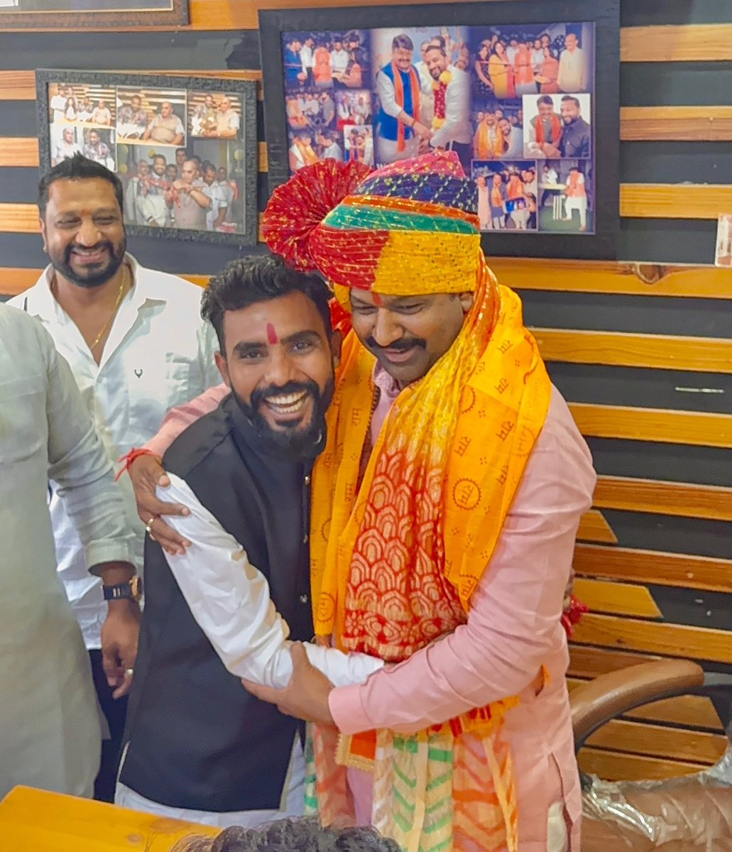 ravibhatbjp's tweet photo. लोकप्रिय विधायक रमेश मेंदोला जी के नेतृत्व में  भारतीय जनता पार्टी पिछड़ा वर्ग मोर्चा के प्रदेश अध्यक्ष आदरणीय श्री पवन पाटीदार जी के इंदौर आगमन पर हार्दिक स्वागत एवं अभिनंदन। 

@PawanPatidarBjp @Ramesh_Mendola https://t.co/6s0VhT23gJ