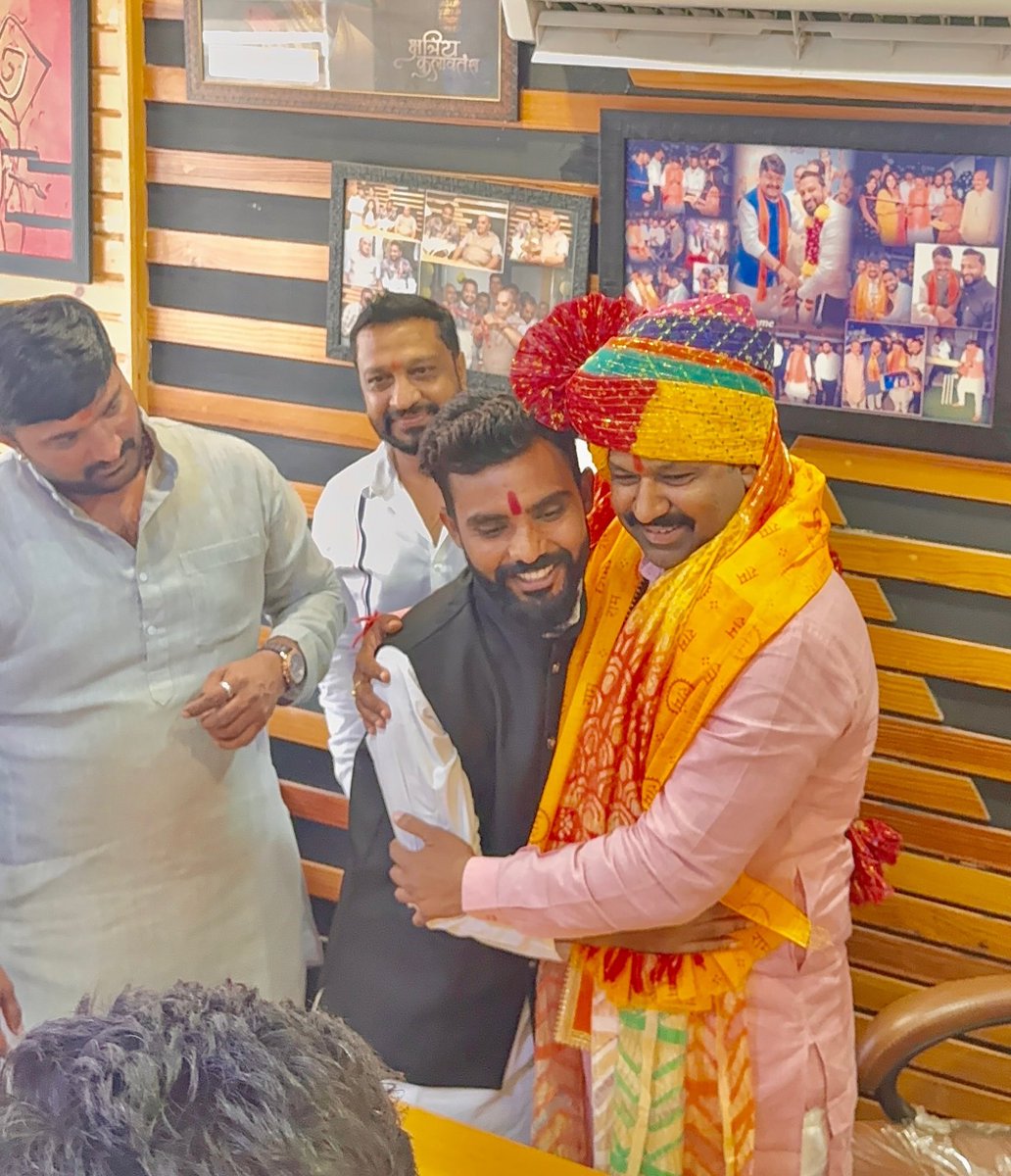 ravibhatbjp's tweet photo. लोकप्रिय विधायक रमेश मेंदोला जी के नेतृत्व में  भारतीय जनता पार्टी पिछड़ा वर्ग मोर्चा के प्रदेश अध्यक्ष आदरणीय श्री पवन पाटीदार जी के इंदौर आगमन पर हार्दिक स्वागत एवं अभिनंदन। 

@PawanPatidarBjp @Ramesh_Mendola https://t.co/6s0VhT23gJ