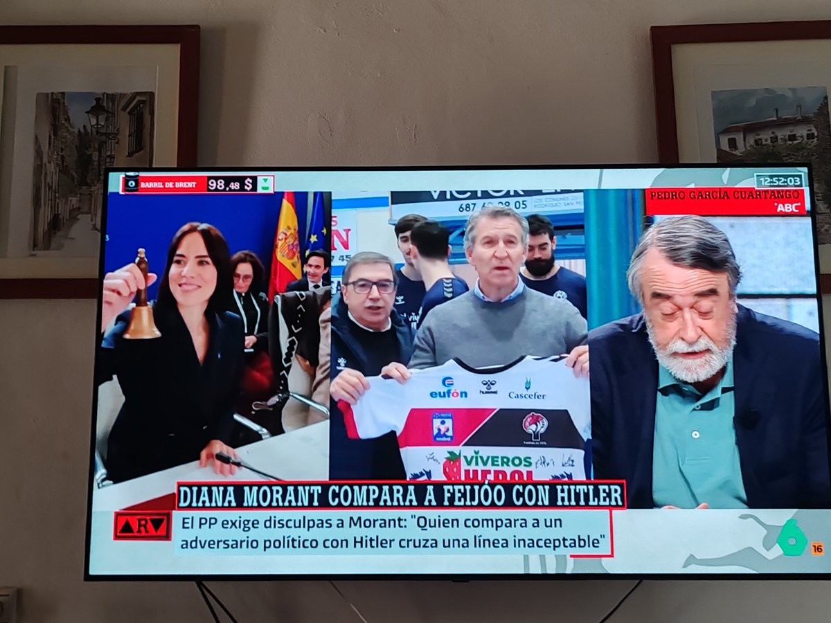 bryandenoa's tweet photo. @DebatAlRojoVivo 
El del centro, y el de la derecha de la imagen, Tienen edad suficiente para haber vivido a los del anagrama de la serpiente. La de la campanilla en la mano, es una miembra del @PSOE lo suficientemente bisoña como para sólo oír de. De ahí si comentarios. No da x+ https://t.co/DLormNMOJ1