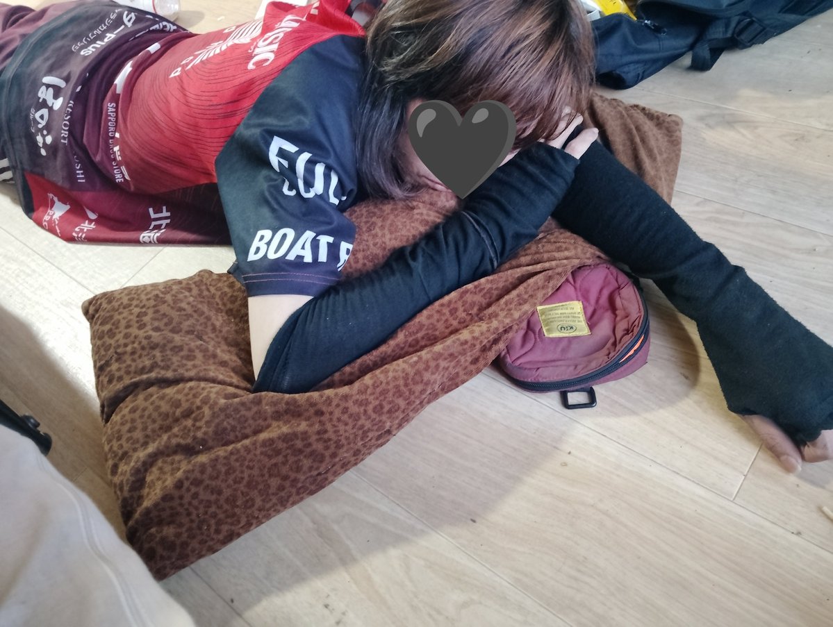 Loki0444's tweet photo. 仕事が終わった
命の薬を飲んで、少し楽になった俺
愛亀、太郎が悲しそうな顔をしている
あきらも仕事が終わって、俺の部屋でぐったり
俺の声の仕事は、「感動的」な動画も作らないといけないし、「悪役」も演じなくてはいけないことを理解してほしい
 #いいね返し https://t.co/BdxMFGPZSN
