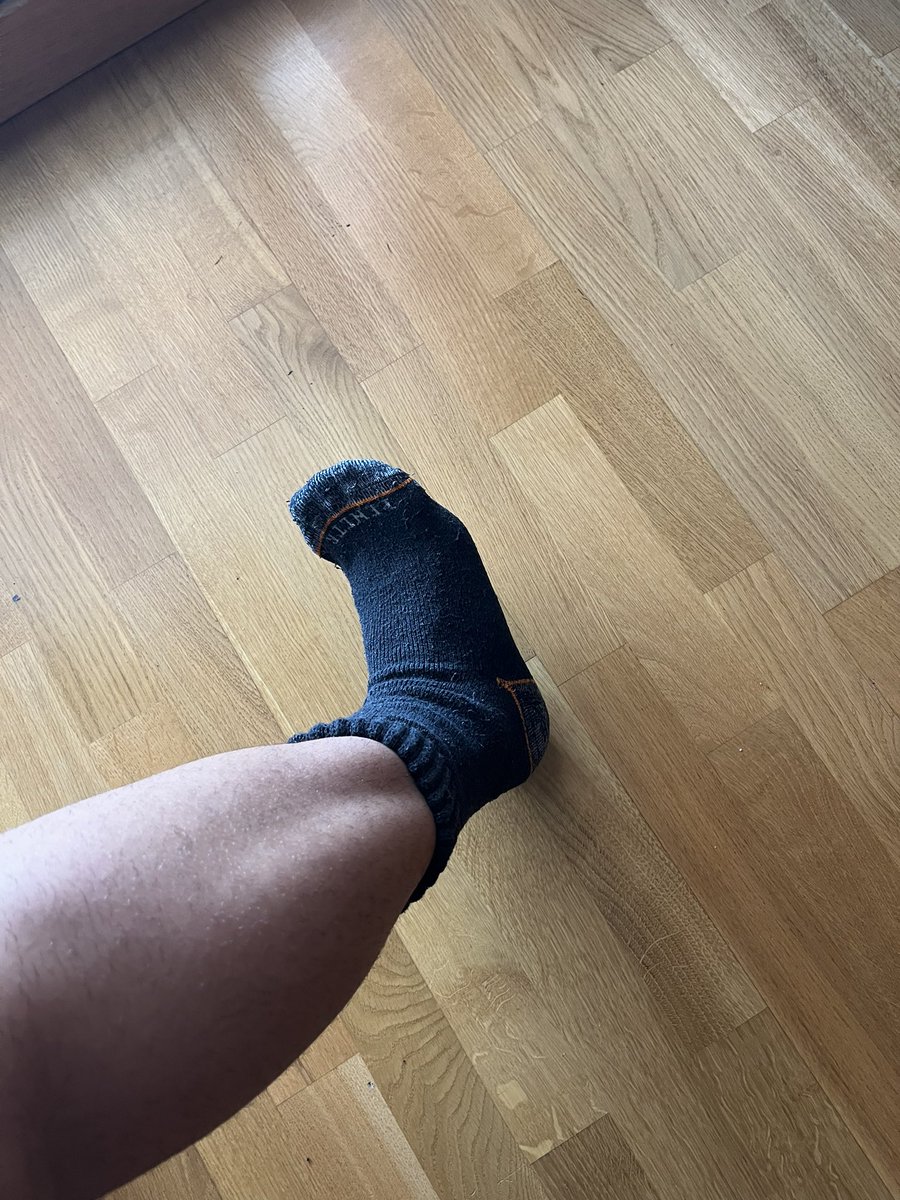chavalesppp's tweet photo. Llego del curro con los pies súper sudados bros. Quien quiera q me escriba?📤💦 https://t.co/HVJ4pMzsBC