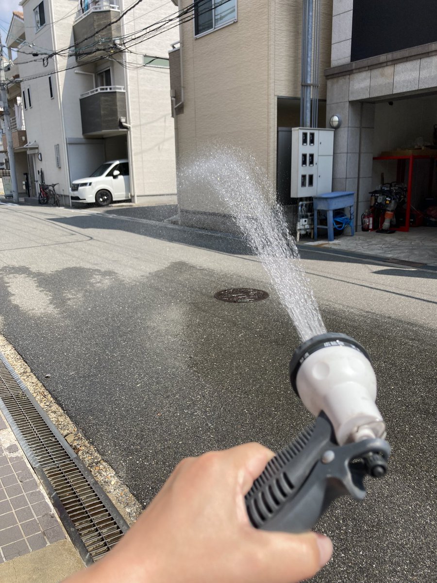 _gsystem_'s tweet photo. いくら打ち水しても速攻乾いていくだけでコレってほんまに効果あんのか？と自問自答しながら毎日屋上と会社の前に水を撒いています。🌀

日が沈んでも暑さはおさまらないですね、でも今日は風があるので5ミリくらいマシですねー

今日も暑い暑い一日、お疲れ様でした！ https://t.co/DcToZLyl79
