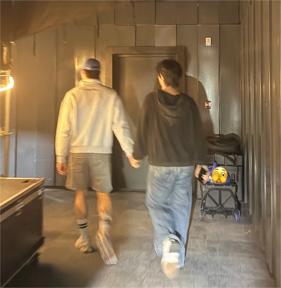feelalikegege's tweet photo. i'll always love those slightly blurry, candid photos of them the most... they just have such a soft, couple vibe 🥹 https://t.co/M3sPjzbvrw