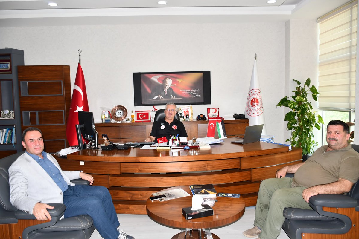 EyyubiyeAkParti's tweet photo. 📍Çevre, Şehircilik ve İklim Değişikliği İl Müdürlüğü  

İlçe Başkanımız Süleyman Elgün, Çevre ve Şehircilik Başkanımız Müslüm Tumbul ve Yönetim Kurulu Üyemiz Zeynel Abidin Catın ile birlikte, Şanlıurfa Çevre, Şehircilik ve İklim Değişikliği İl Müdürü İsa Gülgür'ü makamında ziyaret ettik.  

Nazik ev sahipliği ve samimi misafirperverliği dolayısıyla İl Müdürümüz Sayın İsa Gülgür'e teşekkür ediyor, çalışmalarında başarılar diliyoruz.

#MilletimizleYolumuzBir
#SüleymanElgün #AkEyyübiye #Eyyübiye

@RTErdogan @Akparti @abuyukgumus @hakanaksu058 @farukaytek @mustafaelitas @acarfaruka @Ziverozdemir @milhamigunbegi @bybekirbozdag @AEminOnenOfis @ProfDrDusak @CYAZMAC @malicevheri @ibrahimeyyupogl @HikmetBasak_63 @av_mfaruk @ElgunSuleyman @SalihAldeniz5 @Serkankrmz63 @SbrKnk @ihalilesiyok