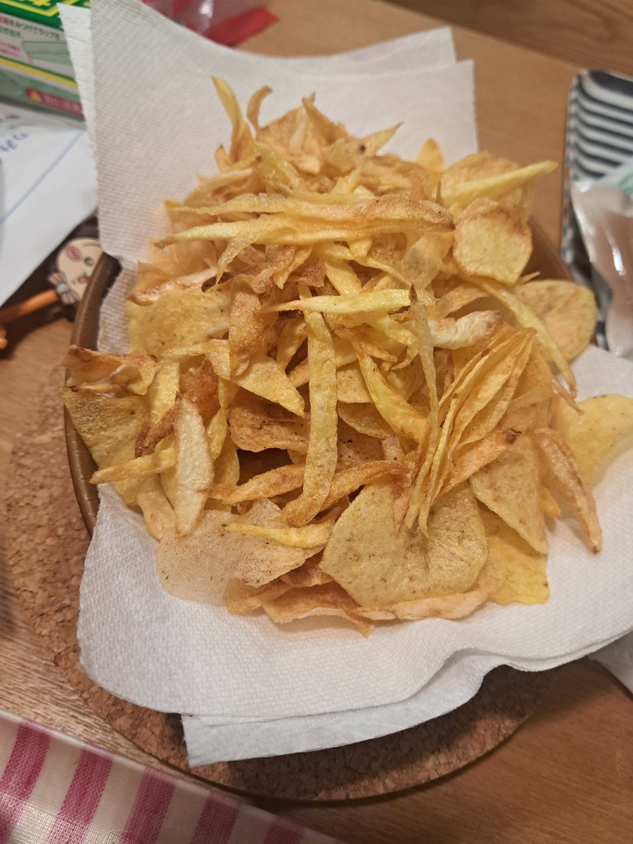 3P09204607's tweet photo. 🥔余ってたのでポテチ作ってみました。奥さんが買ってたちょっとお高いろく助塩ってやつかけたらめちゃ旨いです。あと話題の2商品買ってみました😊　
#ポテトチップス
#冷しカップヌードル 
#ガンダムV作戦ビスケット https://t.co/EaEPkqQmGO
