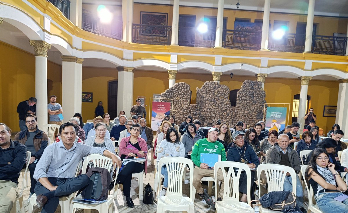 EGudynas's tweet photo. A pesar que desde fines del siglo XIX se suman evidencias y testimonios de que extractivismos no aseguran bienestar, otra vez, en la crisis, se apela a más extractivismos. 
Mesa redonda animada y diversa en Cochabamba, con entusiasta audiencia. 
Convocó @cedib_com y Fund Abril. https://t.co/qpWo1Hm37a