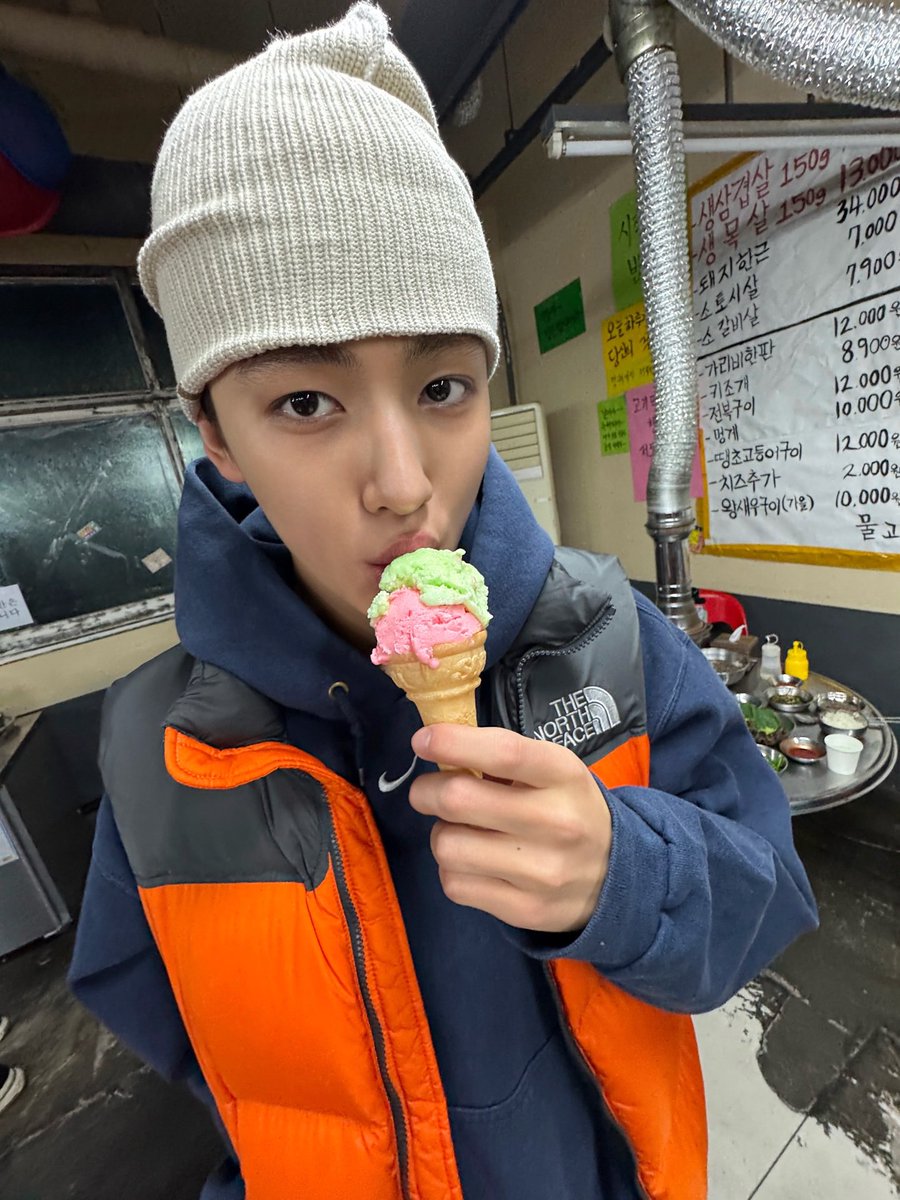 twnti3s's tweet photo. สิ่งนี้น่ารักที่สุดในโลกเลยอ่ะ 🦊✨
ชื่อน้องออม 엄성현  ถ้าเขียนย่อ จะเป็น ㅇㅅㅎ
แล้วถ้ามองดีๆมันเหมือนตาน้องออมจริงๆ
ที่ข้างนึงจะเป็นตา 2 ชั้น กับอีกข้างจะหลบใน
ความบังเอิญที่น่ารักสุดๆเลยค้าบ ลูกแม่ ♡

( ㅇㅅㅎ ) 

#SEONGHYEON #성현 https://t.co/TDwAC6CFU1