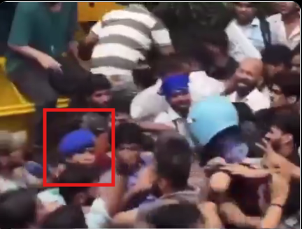 GoldenL54177's tweet photo. @activistjyot Sardar ji is the king here, but don't forget that "SHERNI", who jumped first without any fear to protect her comrade.
In cockroaches ke liye to ye SHERNI hi kaafi hai. https://t.co/oFvmwzmvAf