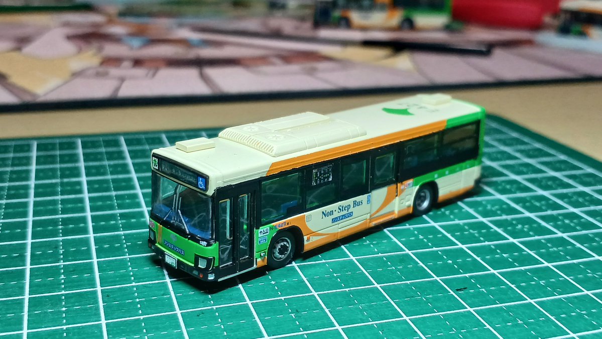 nanako61601's tweet photo. わた街バスコレの都営バスから、北営業所のN-E427号車を仕立ててみました。窓周りの黒処理を増やし、非公式側の窓は京成バスとトレード。屋上の局番も塗装と数字デカールでそれっぽく表現。書体もサイズも違うけど、何もないよりはマシか…? https://t.co/9tvpWopbnT