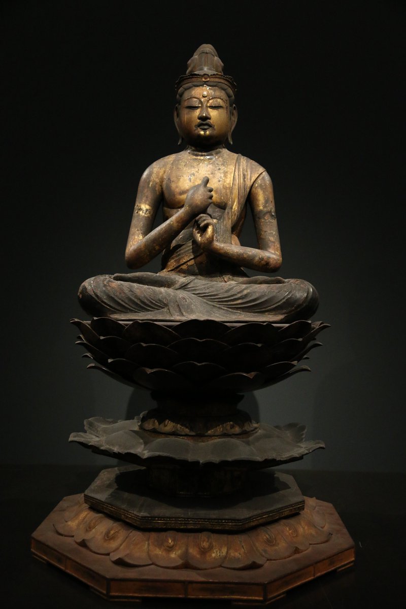 keigenn's tweet photo. 東京国立博物館の本館の1階ジャンル別展示にて、重要文化財の不動明王立像と大日如来坐像が撮影できます。「空海と真言の名宝」での撮影可能の仏様とともに拝されることをおすすめします。特に、不動様は、右の肩を上げて右に腰を大きくふり、それに呼応して裙の衣文が変化しているのが琴線に触れる。 https://t.co/UZi3O7CVgt