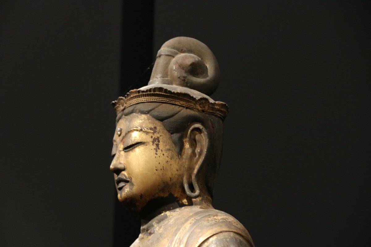 keigenn's tweet photo. 東京国立博物館の本館の1階ジャンル別展示にて、重要文化財の不動明王立像と大日如来坐像が撮影できます。「空海と真言の名宝」での撮影可能の仏様とともに拝されることをおすすめします。特に、不動様は、右の肩を上げて右に腰を大きくふり、それに呼応して裙の衣文が変化しているのが琴線に触れる。 https://t.co/UZi3O7CVgt