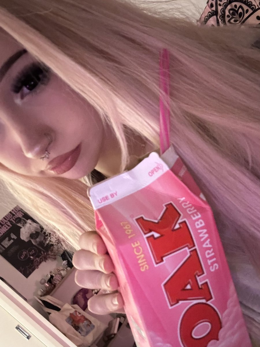 CYNNA808's tweet photo. i gots da milk 🍼🍓✨

 #moothunt #promotwt #cutecore #kawaii #egirl https://t.co/UkY3k8ZLrG