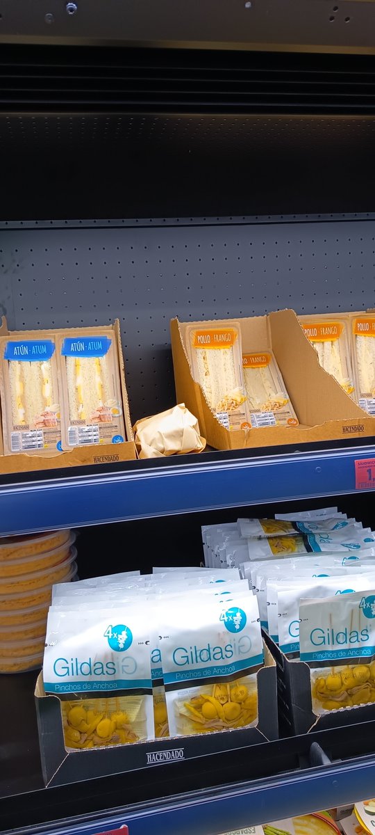 sookiematahari's tweet photo. @klammerdackel Ja. Viele schaffen es nicht einmal sich im Supermarkt zu benehmen. Die Angestellten (und es waren viele) haben sich gestern wirklich bemüht alles wieder herzurichten/ aufzufüllen. Ich muss kurz nach einer Invasion da gewesen sein. Einfach zum 🤮
#mercadoner #saison #touristen https://t.co/qWz8rI4CW1