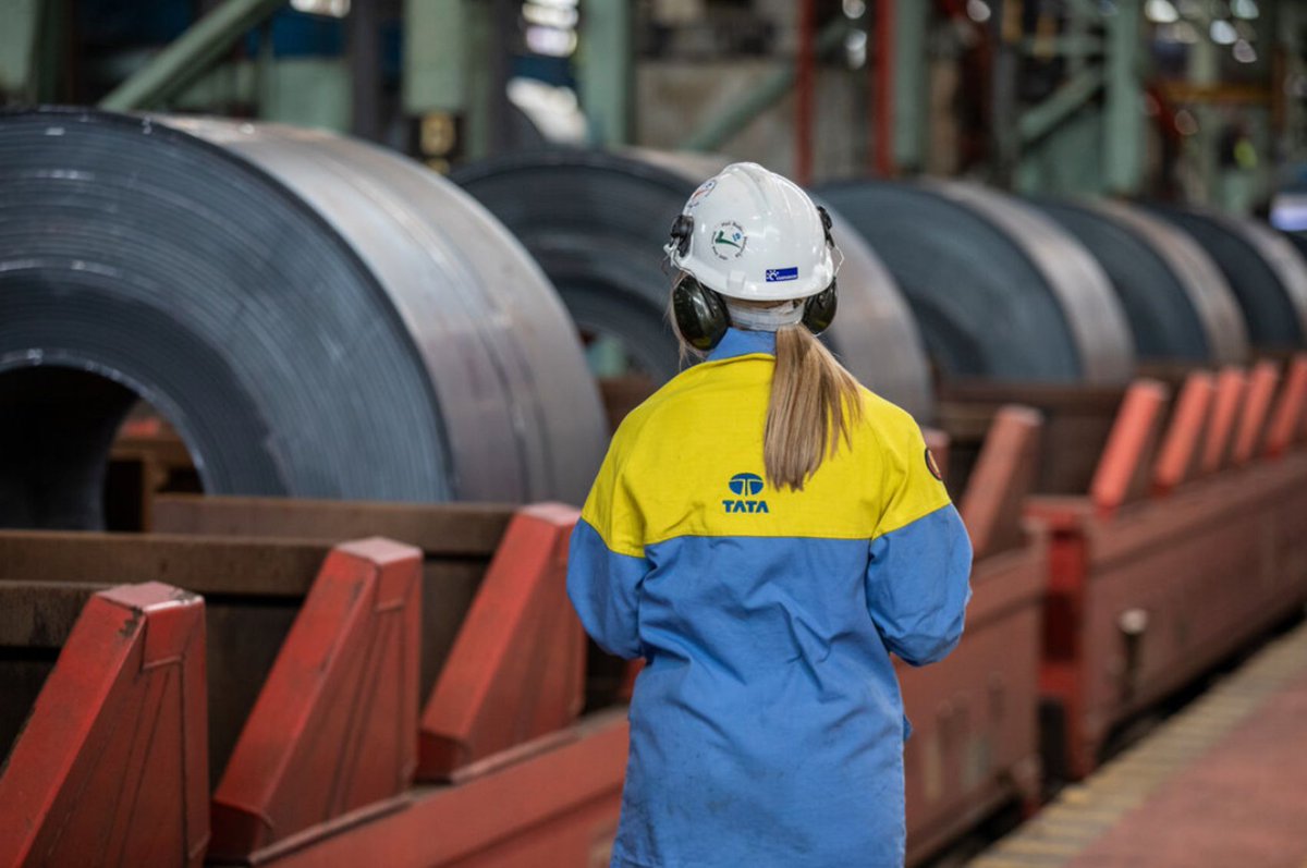 RailFreightUK's tweet photo. A low-carbon #steel industry needs a low-carbon supply chain. In the RFG Handbook, Tata Steel UK’s Tanya Halova explains how reliable, integrated #railfreight can support decarbonisation, strengthen supply chains and help drive long-term growth. Read more: https://t.co/bjHKBG70Mh https://t.co/PiBH4uI1VM