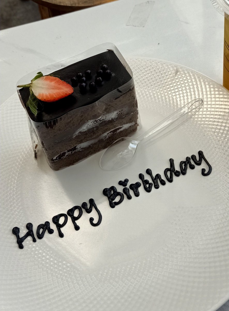 tyantiiii's tweet photo. Setelah menjalani hari-hari yang berat ini, memang sudah sepantasnya beli cake. https://t.co/XXA9RRmk8n