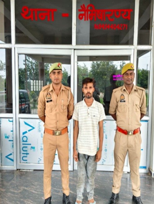 Skysamay's tweet photo. एसपी अंकुर अग्रवाल के निर्देशन में चलाए गए विशेष अभियान में जनपद पुलिस ने 15 वांछित/वारंटी अभियुक्तों को गिरफ्तार किया। हरगांव पुलिस ने 2 वांछित अभियुक्तों को चोरी का माल व ₹12,000 नकद सहित पकड़ा। अन्य थानों ने भी कई वारंटियों व वांछितों को गिरफ्तार कर न्यायालय भेजा।
 #Sitapur https://t.co/CsYpA0BQgD