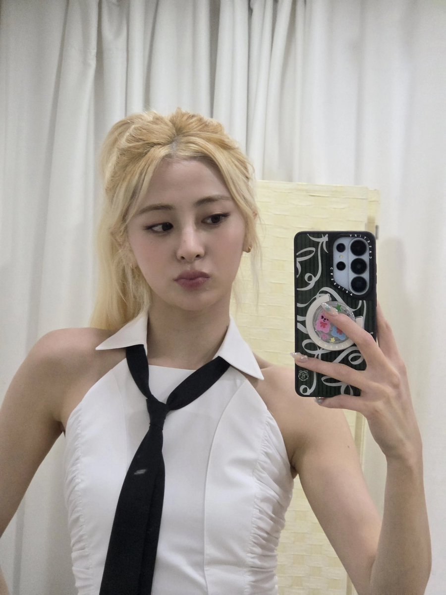 huhyunjinpics's tweet photo. YUNJIN WEVERSE DM https://t.co/n2jhw9gGXb