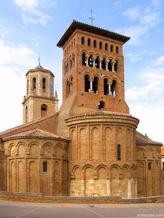 arteguias's tweet photo. Aunque no se sabe con seguridad, San Tirso puede haber sido la primera iglesia en abandonar las formas puras románicas en piedra, para, a partir de las primeras hiladas de sillares, continuar en ladrillo, anunciando el nacimiento del “Mudéjar Castellanoleonés”. 
#sahagun #leon https://t.co/isDjfU36mU