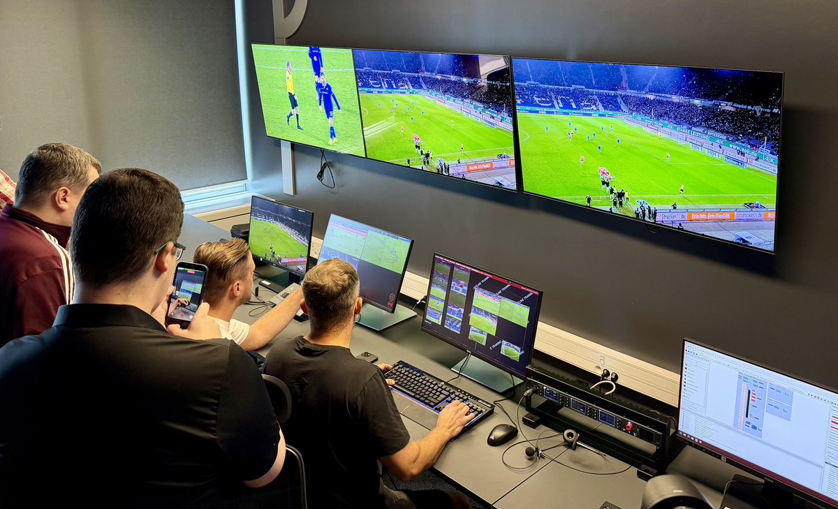 RzecznikOrange's tweet photo. Świetna wiadomość dla fanów piłki nożnej i nowoczesnych technologii! 

⚽️ Od tego sezonu piłkarskiej PKO Bank Polski Ekstraklasy, sędziowie będą korzystali z innowacyjnego systemu #VAR, czyli Video Assistant Referee, którego funkcjonowanie opiera się najnowocześniejszej infrastrukturze telekomunikacyjnej @Orange_Polska. 

⚽️ Projekt stworzyliśmy na potrzeby Polskiego Związku Piłki Nożnej wspólnie z najlepszymi partnerami technologicznymi - Hawk-Eye, Sony-Nevion i Riedel, którzy dostarczają rozwiązania spełniające najwyższe standardy FIFA i IFAB.

⚽️ Dotychczas VAR był obsługiwany przez wozy stojące pod stadionami. To powodowało wyższe koszty, a sędziowie byli bardziej zmęczeni weekendowymi wyjazdami.

⚽️ Teraz będzie funkcjonował nowoczesny, centralny model VOR (Video Operation Room), obsługujący mecze Ekstraklasy z siedziby PZPN w Warszawie. Do systemu podłączonych jest 18 stadionów. Całość obsługuje nasze Data Center, wykorzystujące redundantne łącza o przepustowości 2×10 Gb/s. Zastosowane rozwiązanie zapewnia niezawodność i ultraniskie opóźnienia.

‼️⚽️ To pierwsza tego typu realizacja w Polsce i jedna z najbardziej zaawansowanych w Europie.