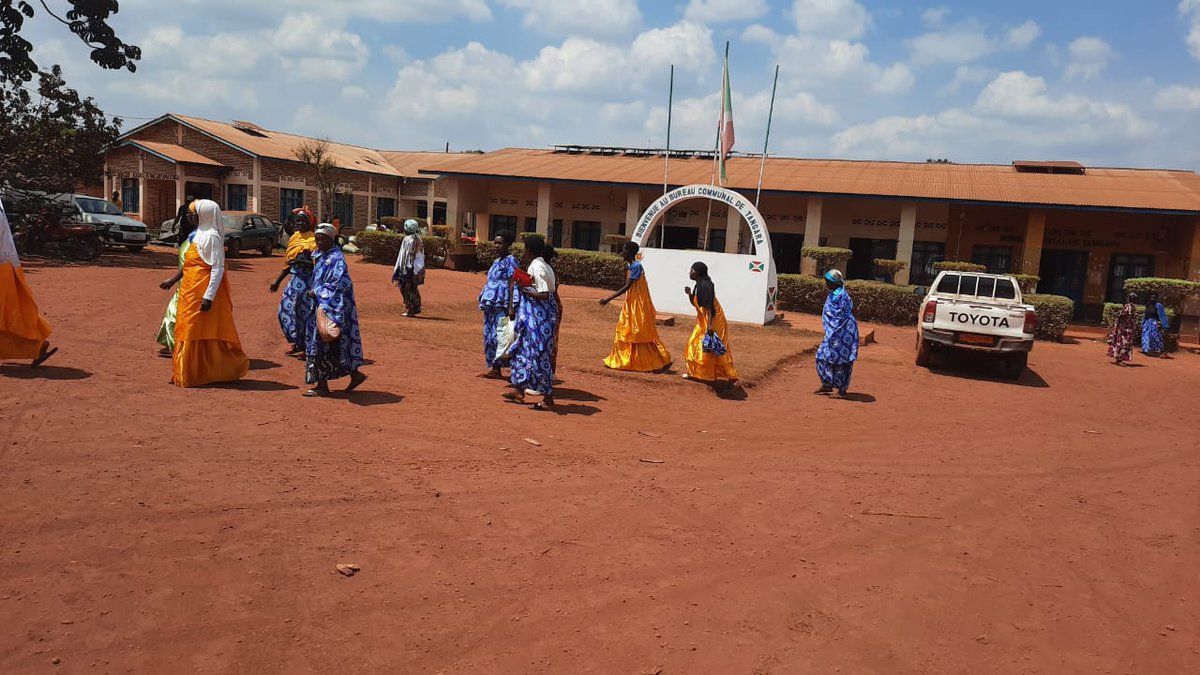 GLIDBurundi's tweet photo. 🎉 Let's go celebrate!
Sous le thème « Femmes de Nawe Nuze, poursuivez sans relâche votre engagement pour le développement de vos familles et communautés », elles se rassemblent devant les bureaux de la commune pour célébrer la Journée communale Nawe Nuze.

#NaweNuze #Burundi https://t.co/E1uMFcsGVk