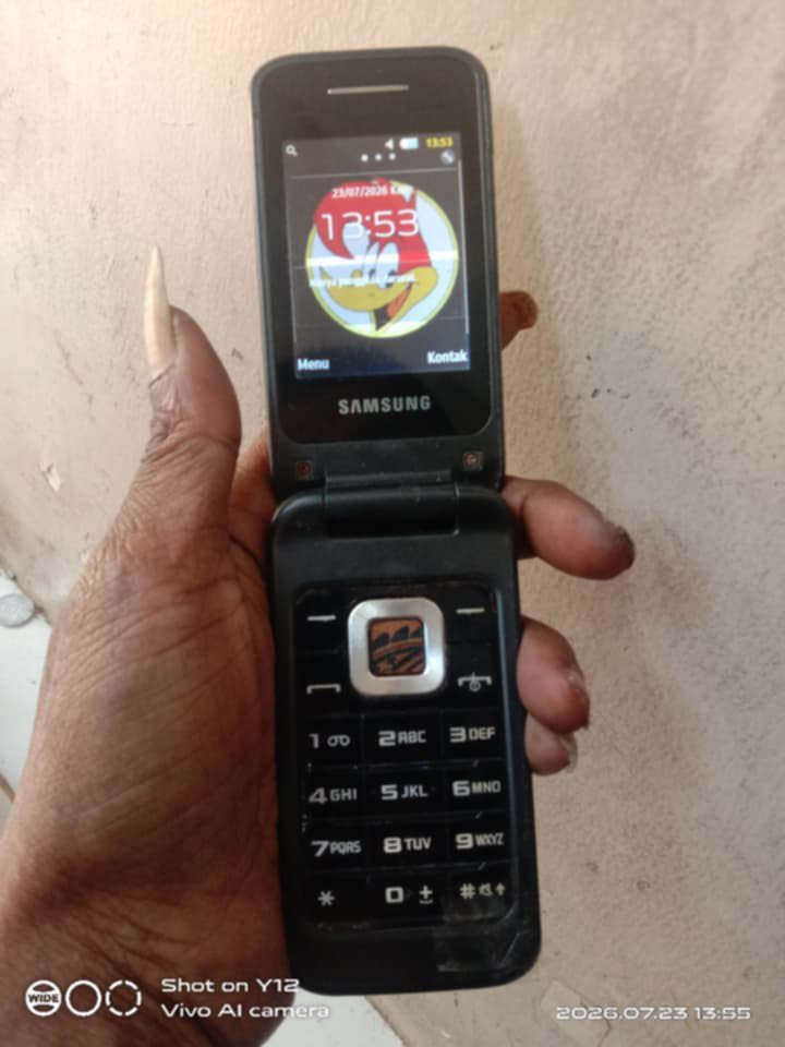 hangyodop's tweet photo. wts samsung lipet jadul bisa denger lagu juga pake earphone kabel https://t.co/SuECidfEWO