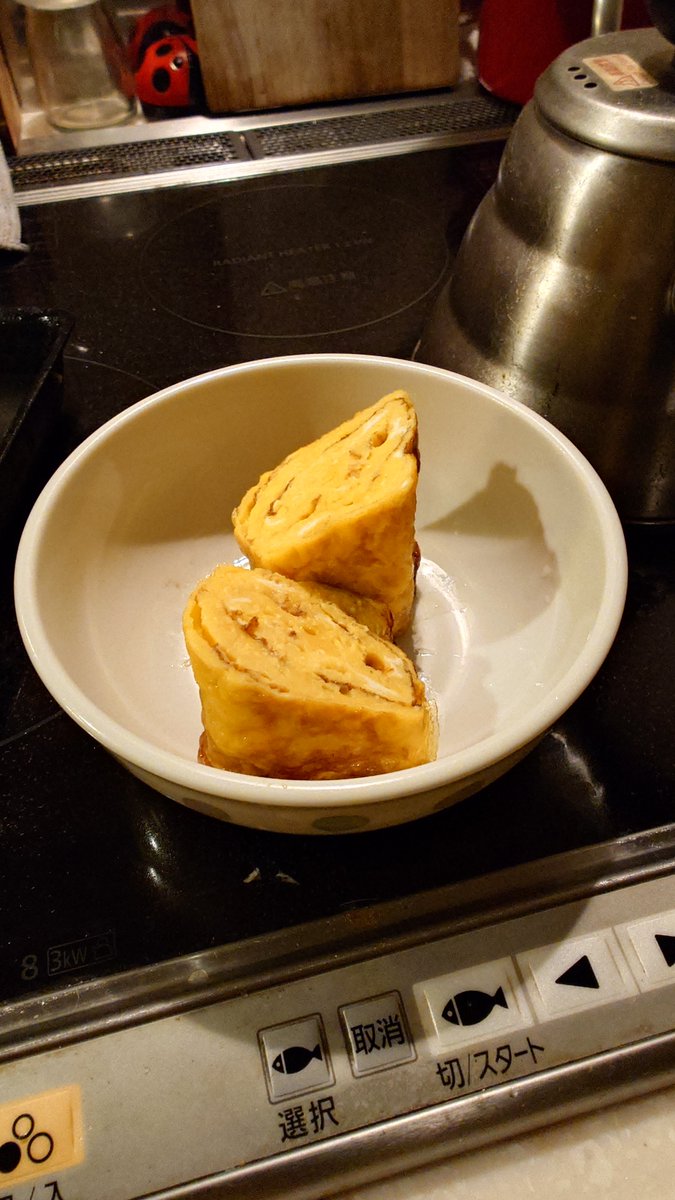 wara_onpu's tweet photo. 夕飯のおかず、
作るの面倒だったから卵焼きですませる。。。 https://t.co/N0HPphdKKl