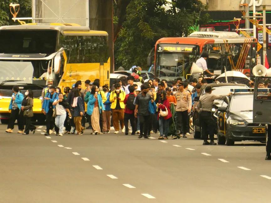 bismillahyuk_'s tweet photo. 🚨 Potret dari aksi #demo hari ini di Kejaksaan Agung RI, Rabu (23/7).

Hidup Mahasiswa!
Hidup Rakyat Indonesia!

#IndonesiaDaruratKorupsi
#IndonesiaGelap https://t.co/ro8K6k9eIH