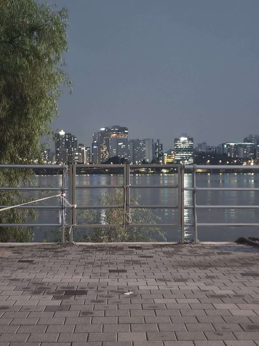 GIFMING_'s tweet photo. 한강에서 들으니깐 굉장히 사연있는 여자가 되... 이것이 성석효과 https://t.co/P5uf7tc4gE